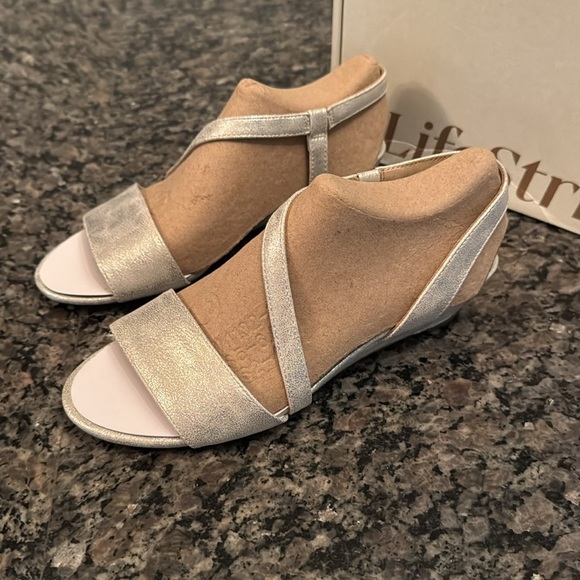 Life Stride Yasmine silver metallic wedge sandal NIB 6M - Picture 5 of 10
